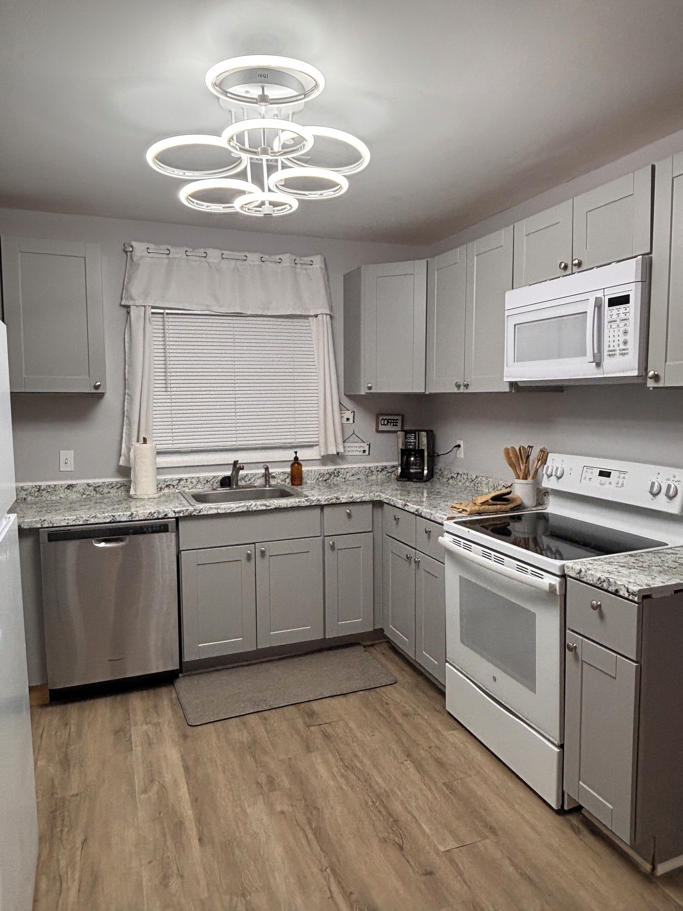 Refrigerador, microondas, horno, placa de cocina