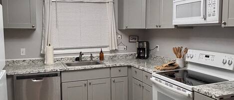 Frigorifero, microonde, forno, piano cottura