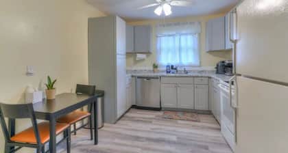 Fenced yard, pet friendly, strong wifi. Near MTSU, food and shopping.