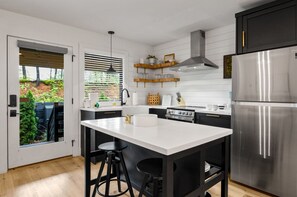 Réfrigérateur, four à micro-ondes, un four, surface de cuisson