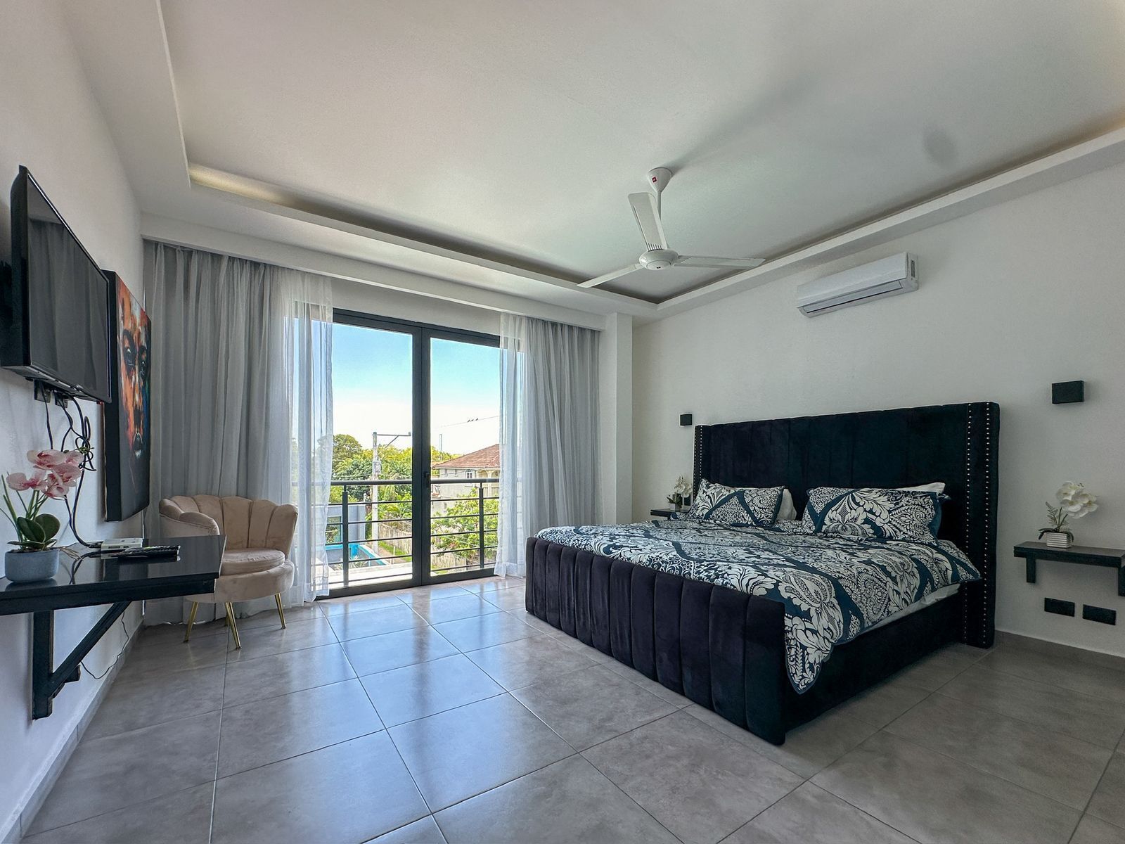 Hochwertige Bettwaren, Zimmersafe, individuell dekoriert