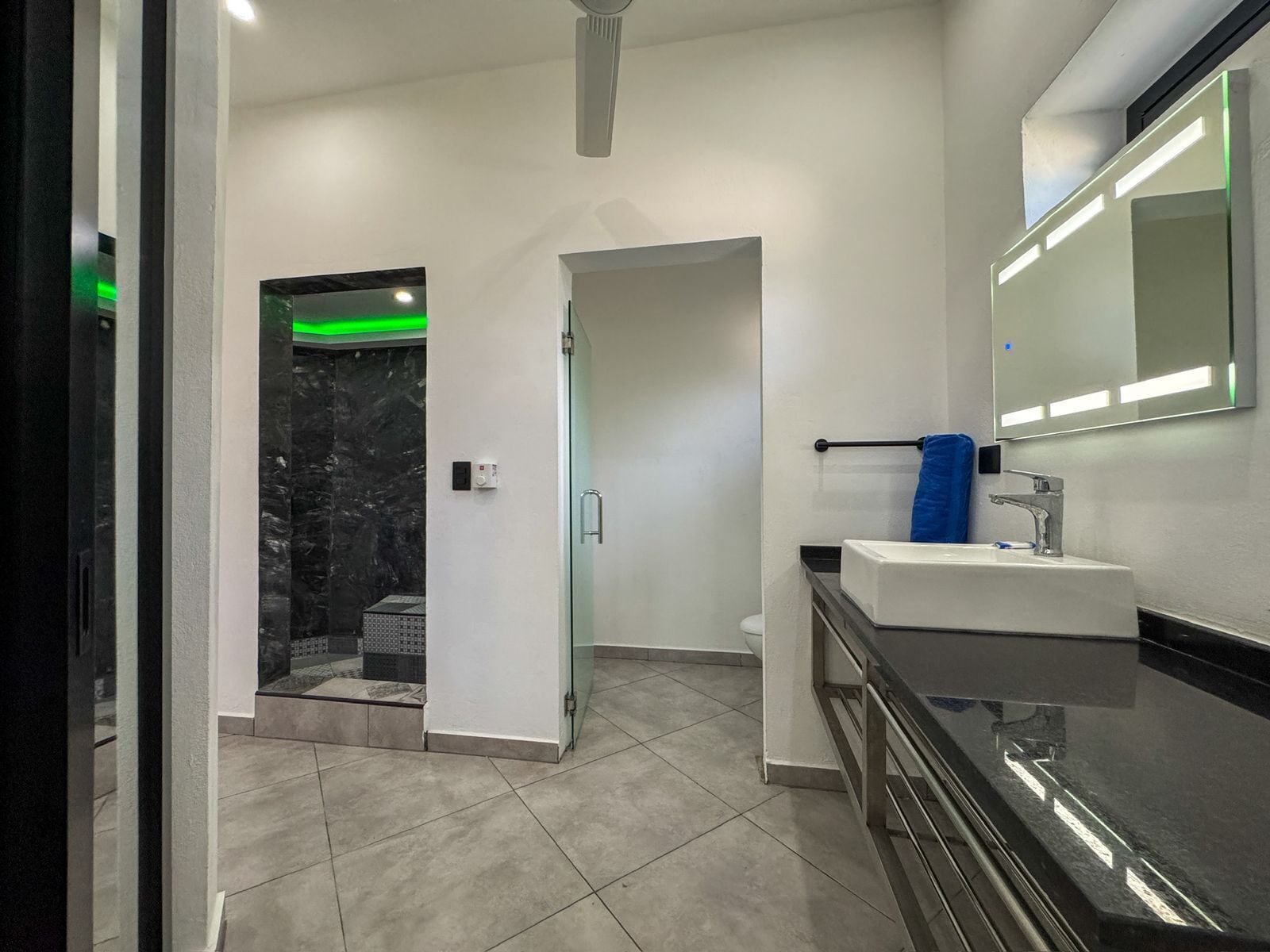 Dusche, Handtücher, Seife, Shampoo