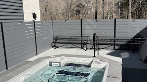 A hot tub with a 3 ft depth limit and a bench area.