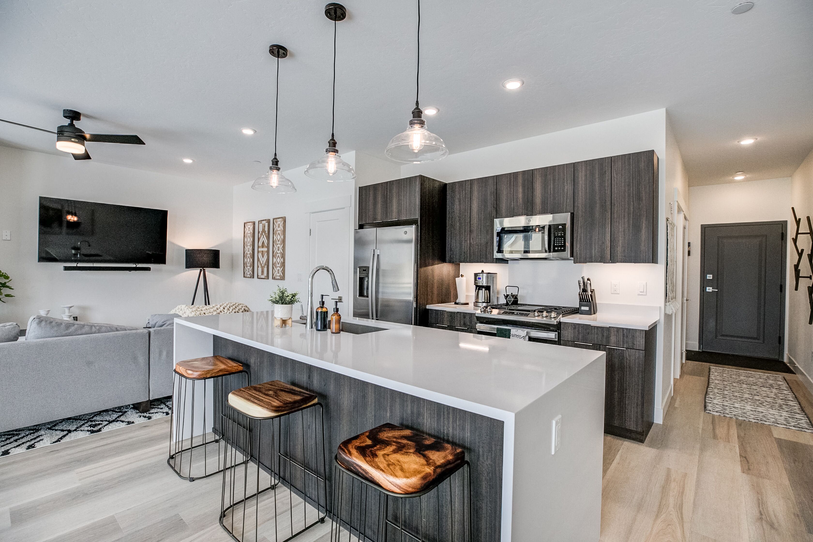 豪華公寓客房 | 私人廚房 | 大型冰箱、微波爐、烤箱、爐台