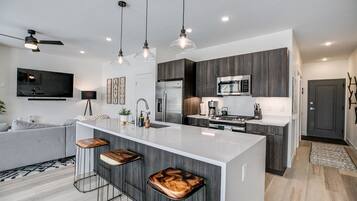 Kondo Deluks | Dapur pribadi | Lemari es besar, microwave, oven, dan kompor