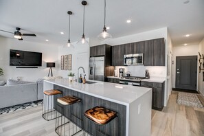 Deluxe Condo | Private kitchen | Full-sized fridge, microwave, oven, stovetop - River West (Silverthorne)