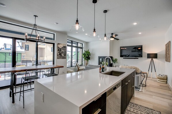 Deluxe Condo | Private kitchen | Full-sized fridge, microwave, oven, stovetop - River West (Silverthorne)