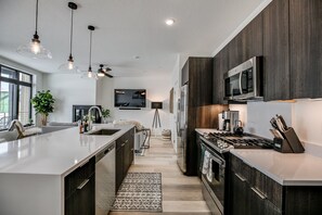 Deluxe Condo | Private kitchen | Full-sized fridge, microwave, oven, stovetop - River West (Silverthorne)