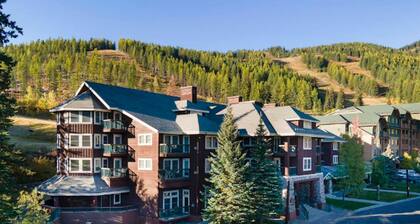 Kintla Lodge: Ski-in/Ski-out