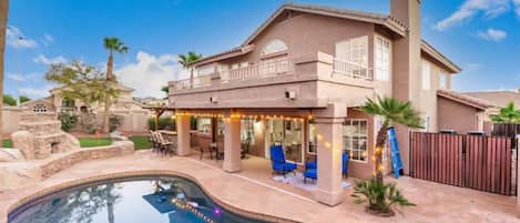 Alberca al aire libre y alberca climatizada