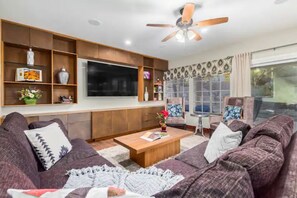 Smart-TV, Kamin, Tischfußball, Computerbildschirme