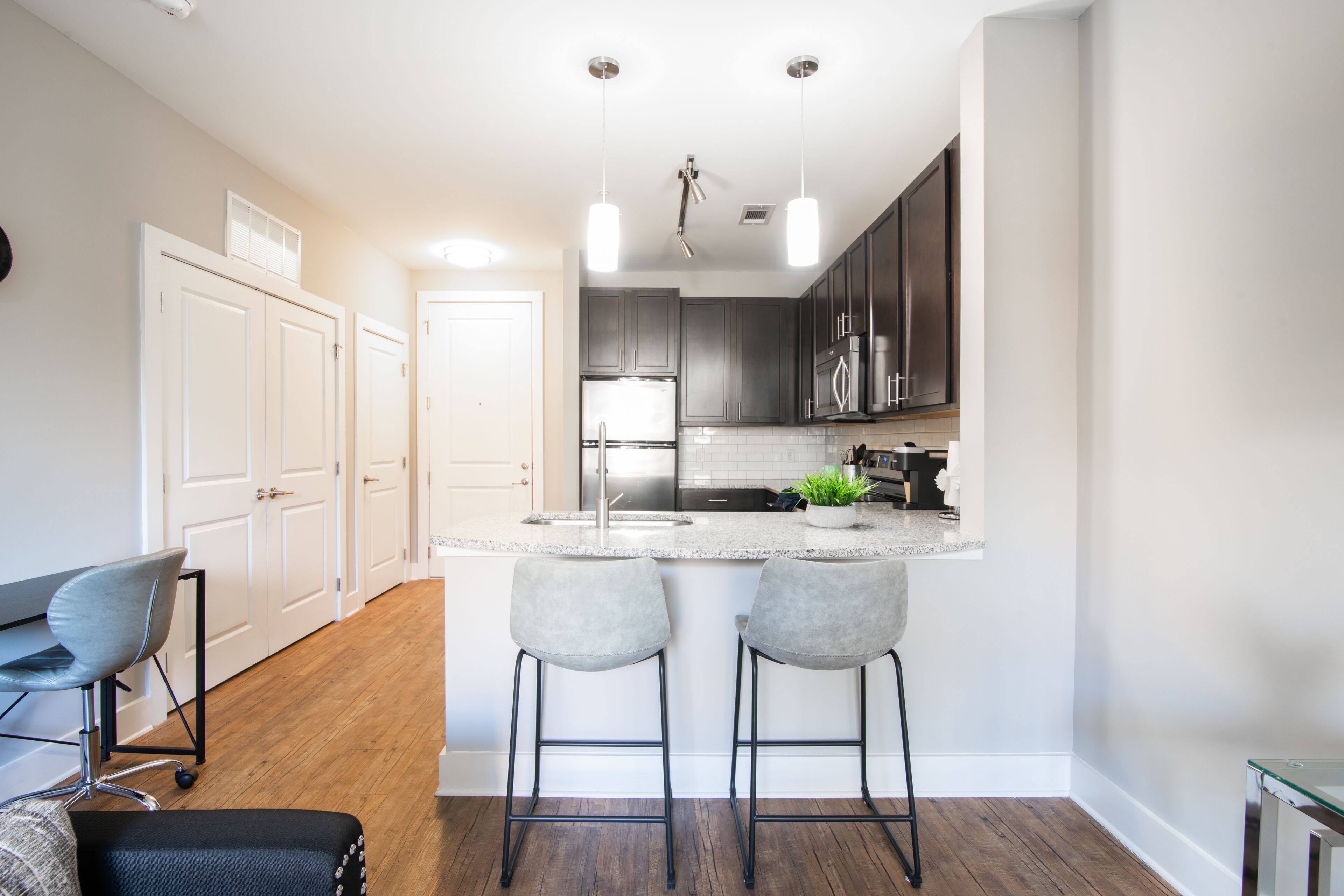 Lux Condo in SouthPark~KING BED~Free Parking~ Balcony~Long Term Stays Welcome!!!