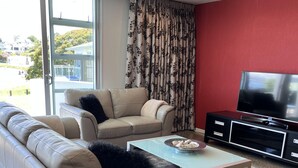 Una sala de estar moderna con un sofá, un sillón y una mesa de centro.
