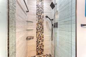 Combined shower/tub, hair dryer, towels, soap - Mango Manor - Walk to Las Olas! (Fort Lauderdale)