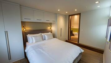 2 bedrooms, iron/ironing board, travel crib, free WiFi