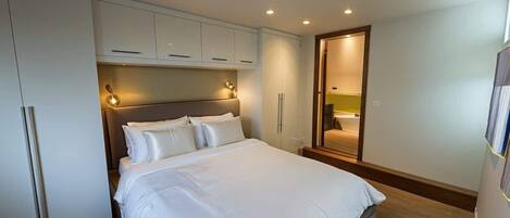 2 bedrooms, iron/ironing board, travel cot, free WiFi