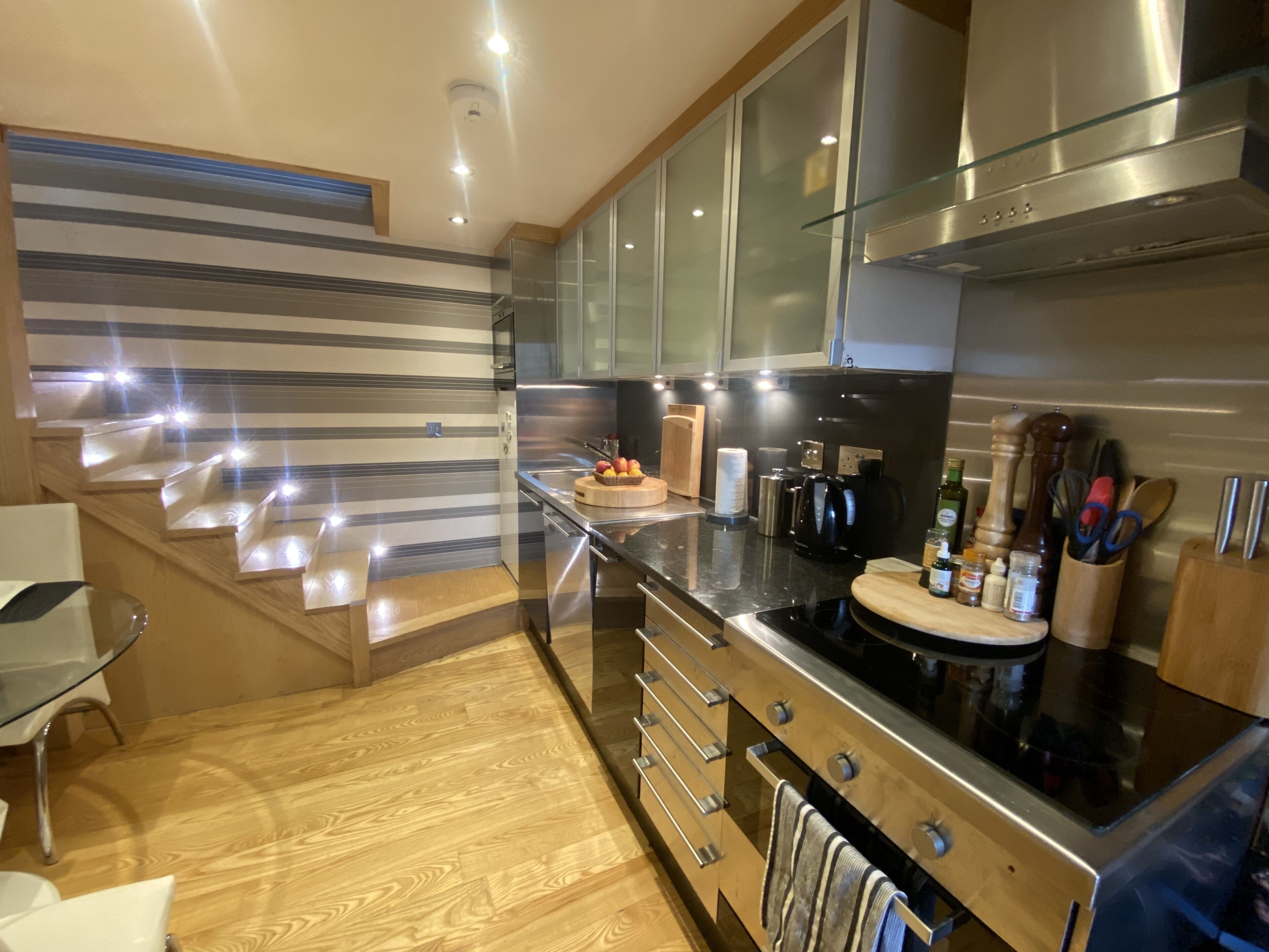 ثلاجة، ميكروويف، فرن، موقد طهي مسطح