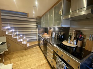 Kjøleskap, mikrobølgeovn, ovn og kokeplater