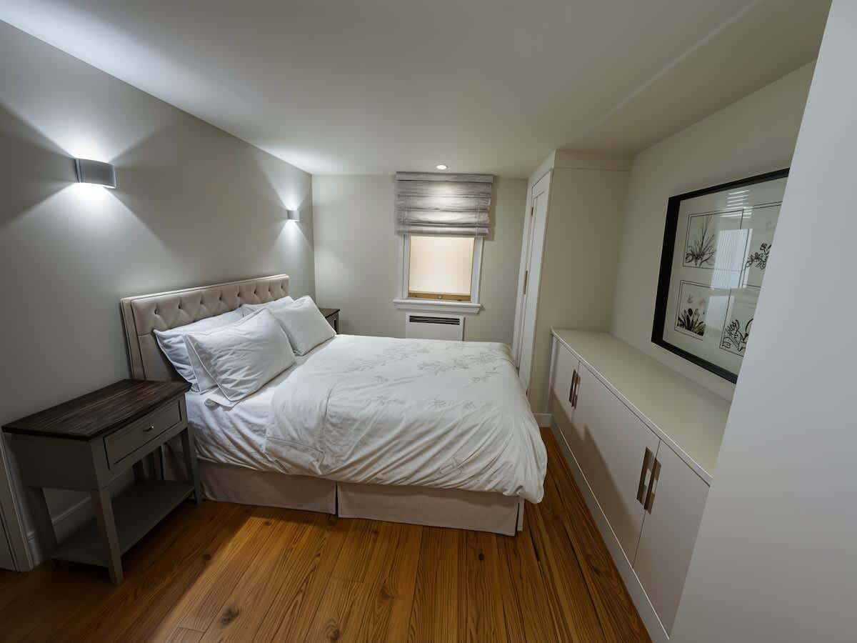 2 bedrooms, iron/ironing board, travel crib, free WiFi
