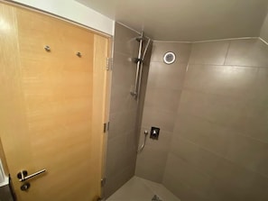 Douche, sèche-cheveux, serviettes fournies, savon
