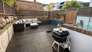 A rooftop patio with a seating area, a small table, and a view of the cityscape. - Fulham 2-Bed | Both En-Suite | Private Patio | Sleeps 5 (London)