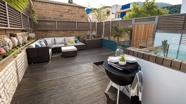A rooftop patio with a seating area, a small table, and a view of the cityscape. - Fulham 2-Bed | Both En-Suite | Private Patio | Sleeps 5 (London)