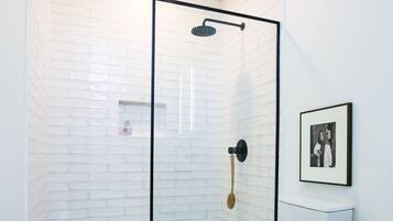 Ensemble douche/baignoire, sèche-cheveux, serviettes fournies, savon