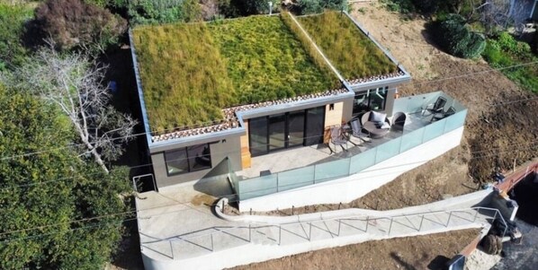 Exterior - A spectacular home with a three bridge view out the Golden Gate. (Richmond)