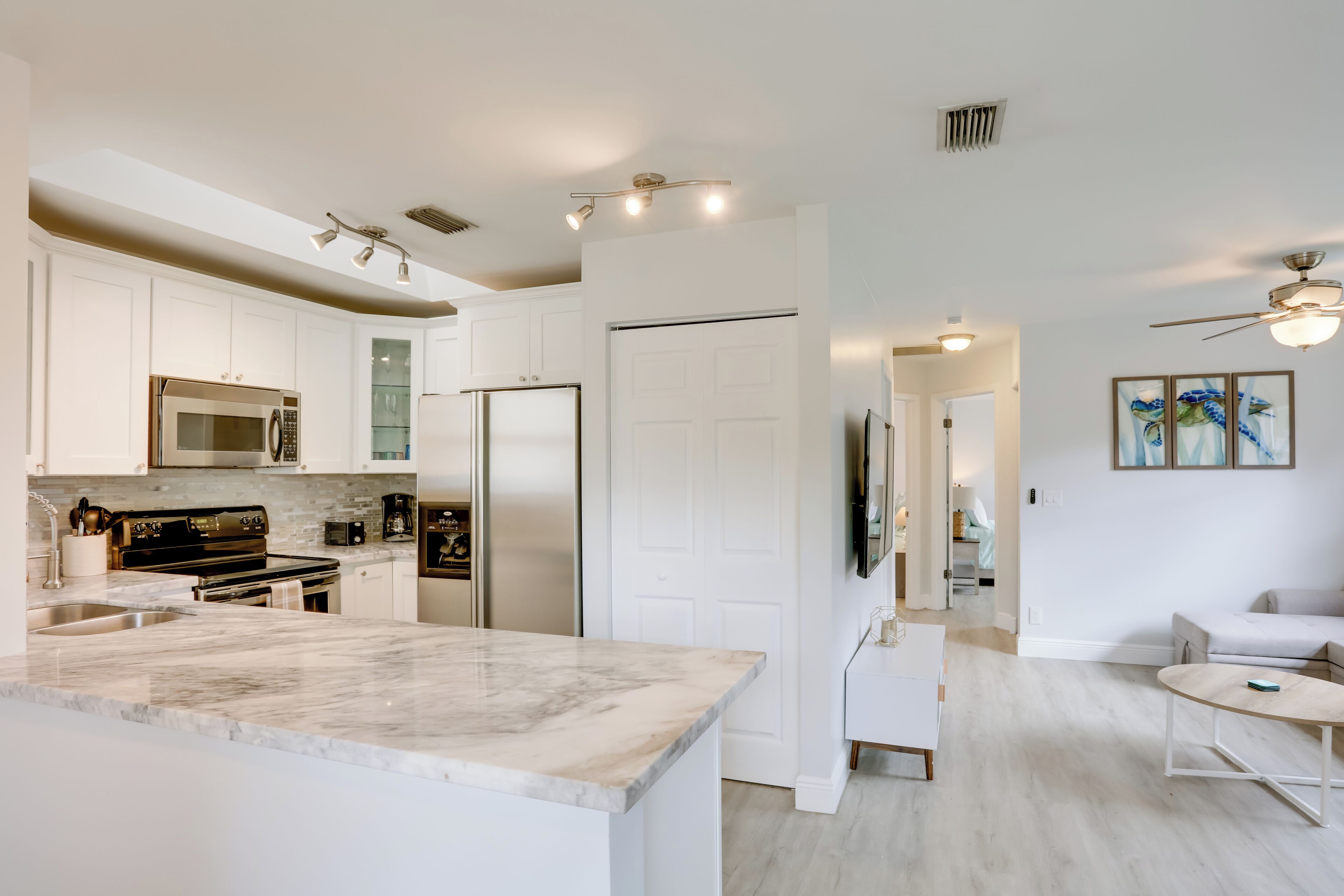 Fridge, microwave, stovetop, dishwasher