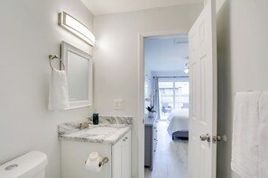 Free toiletries, hair dryer, towels - Pet-Friendly Jupiter Townhome, 6 Mi to Beaches! (Jupiter)
