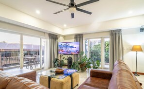 Een televisie en een stereo