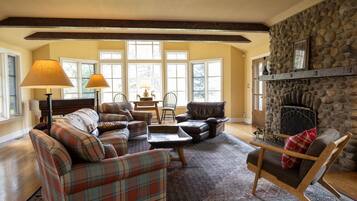 TV, fireplace, DVD player, books
