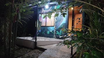 Cubrecamas, decoración personalizada, muebles diferentes y wifi gratis