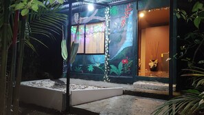 Frogs concert | 部屋からの景観