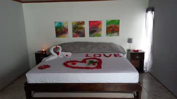 Cubrecamas, decoración personalizada, muebles diferentes y wifi gratis