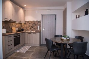 Kühlschrank, Mikrowelle, Herdplatte, Küchenrolle
