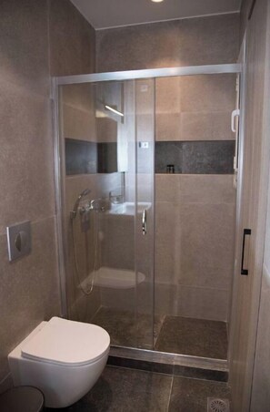 Suihkun ja ammeen yhdistelmä, saippua, vessapaperi