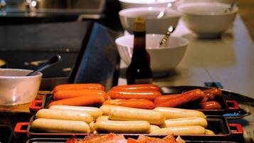Daily buffet breakfast (CNY 128 per person)