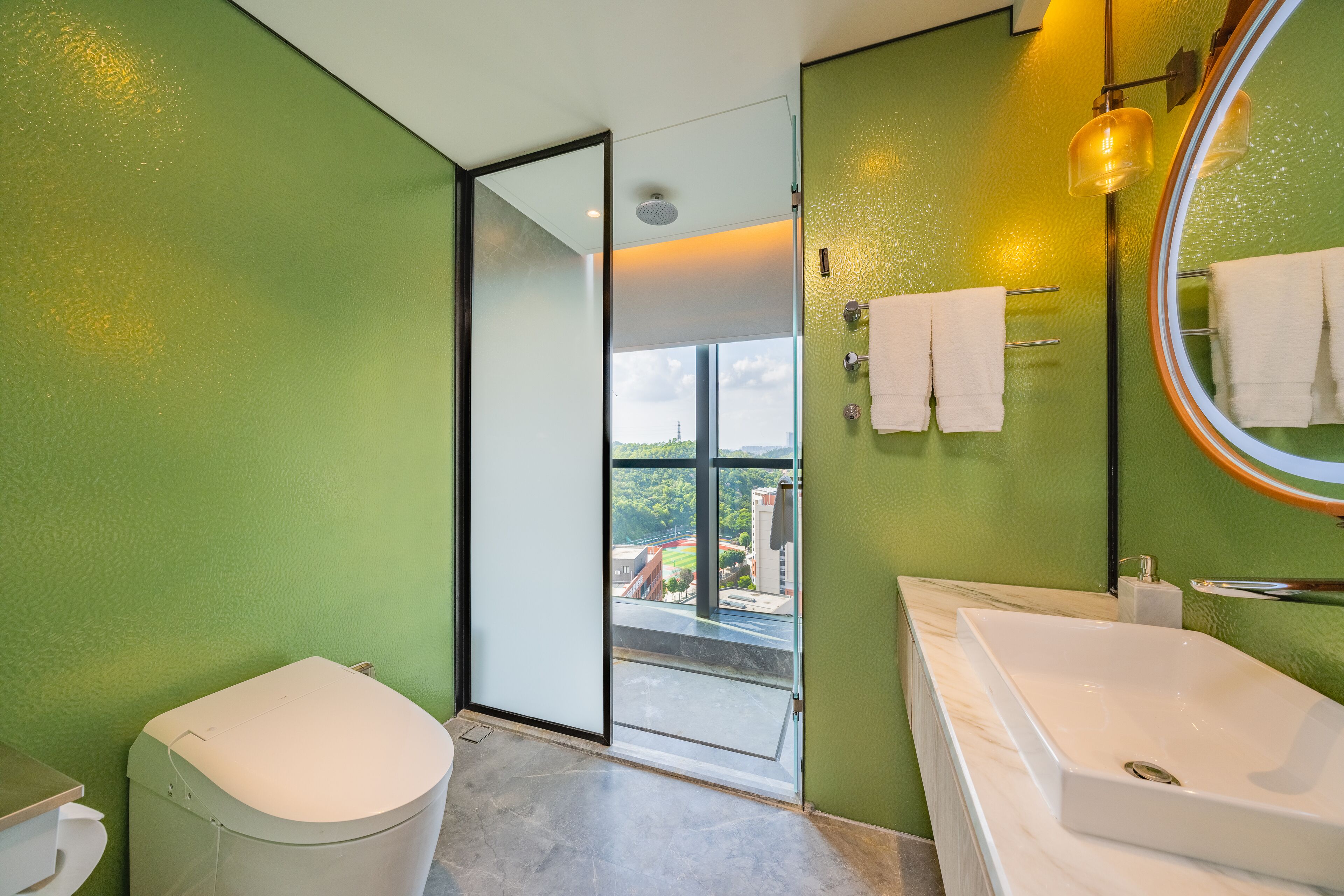 Une salle de bain moderne avec des toilettes, un lavabo et un grand miroir.