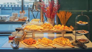 Daily buffet breakfast (CNY 128 per person)