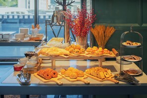Daily buffet breakfast for a fee