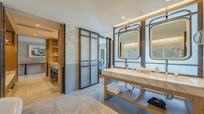Suite, 1 kamar tidur | Kamar mandi | Shower, shower pijat air,  dan perlengkapan mandi desainer