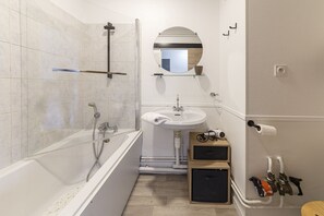Badewanne, Haartrockner, Handtücher