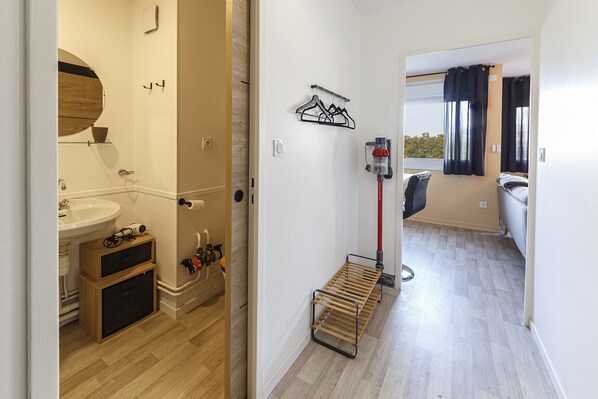 Badekar, hårføner og håndklær