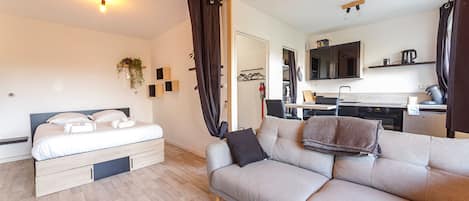 Tabla de planchar con plancha, wifi y ropa de cama