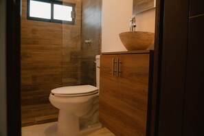 Habitació doble estàndard | Bany | Dutxa, articles de tocador de disseny, terres tèrmics i tovalloles