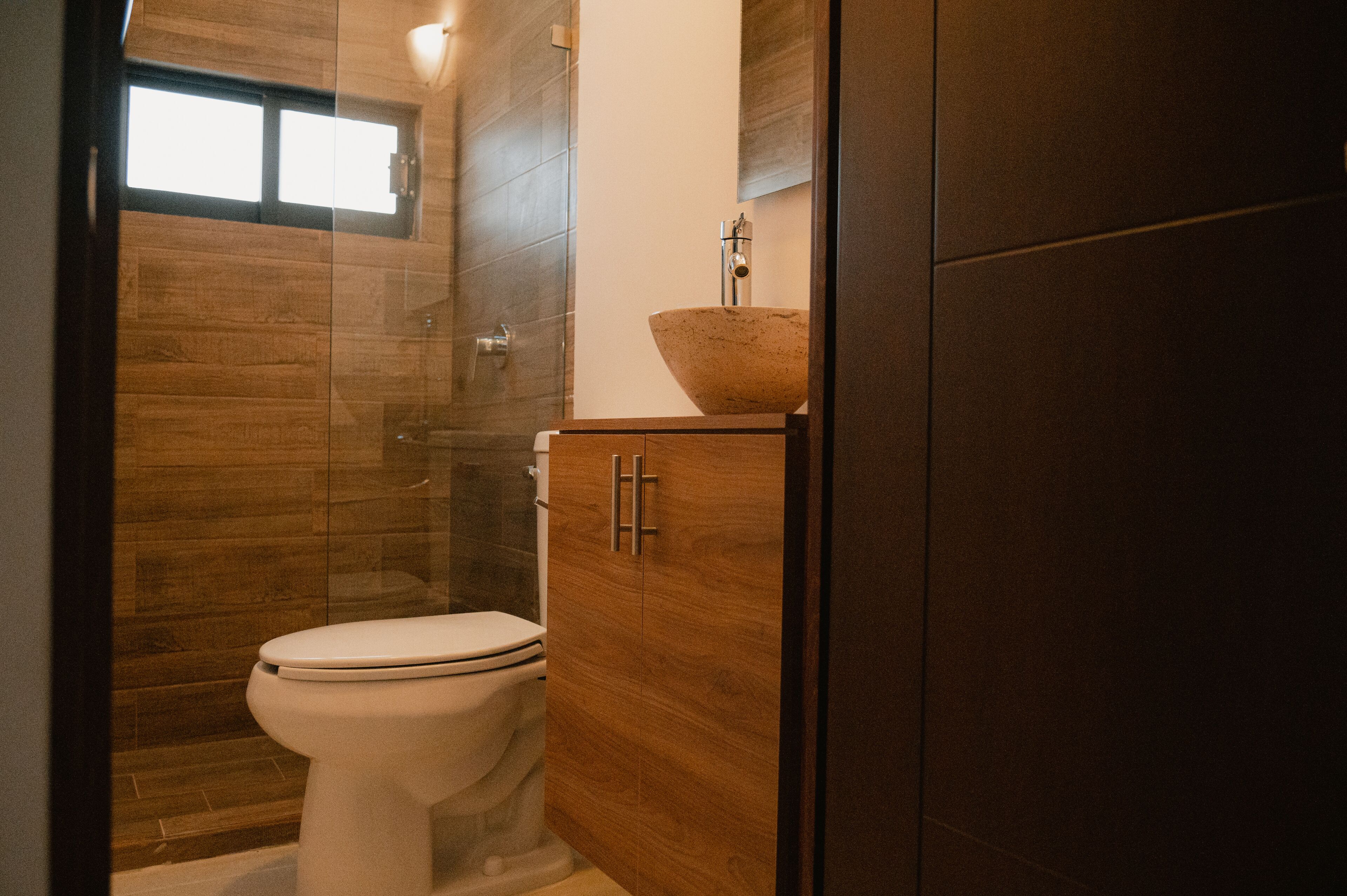 Habitación estándar doble | Baño | Ducha, artículos de higiene personal de diseño, suelo radiante y toallas