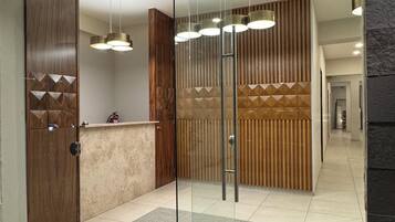 Vista frontal de la propiedad