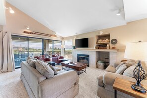 Télévision, cheminée, espaces bureaux