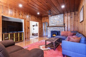 TV connectée, table de tennis de table, livres